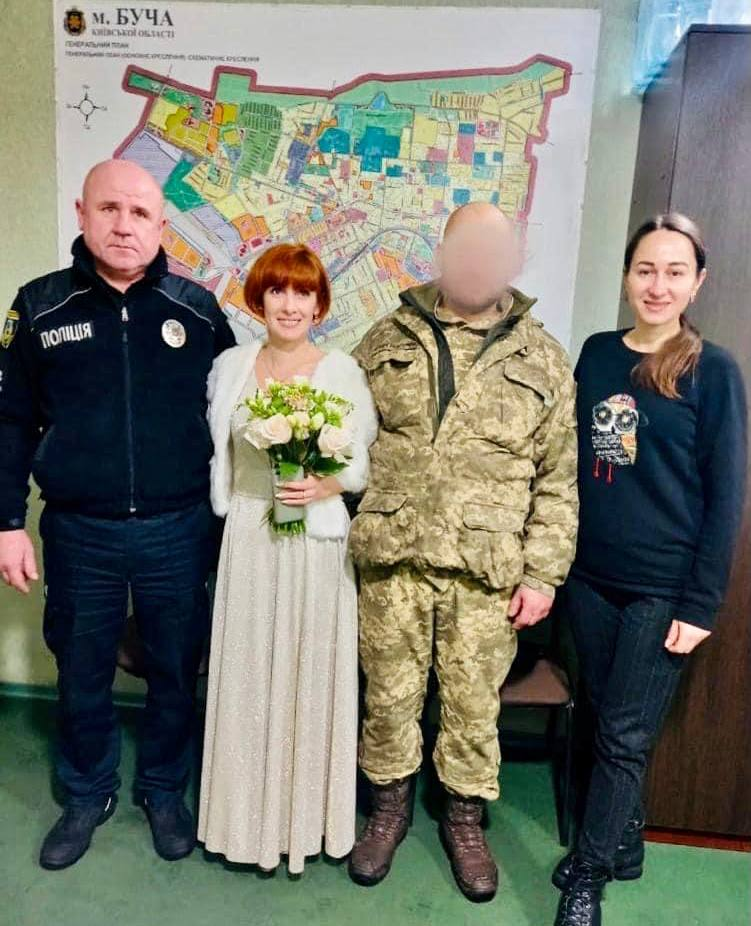У Бучі через відключення світла пара одружилася в поліцейській дільниці.