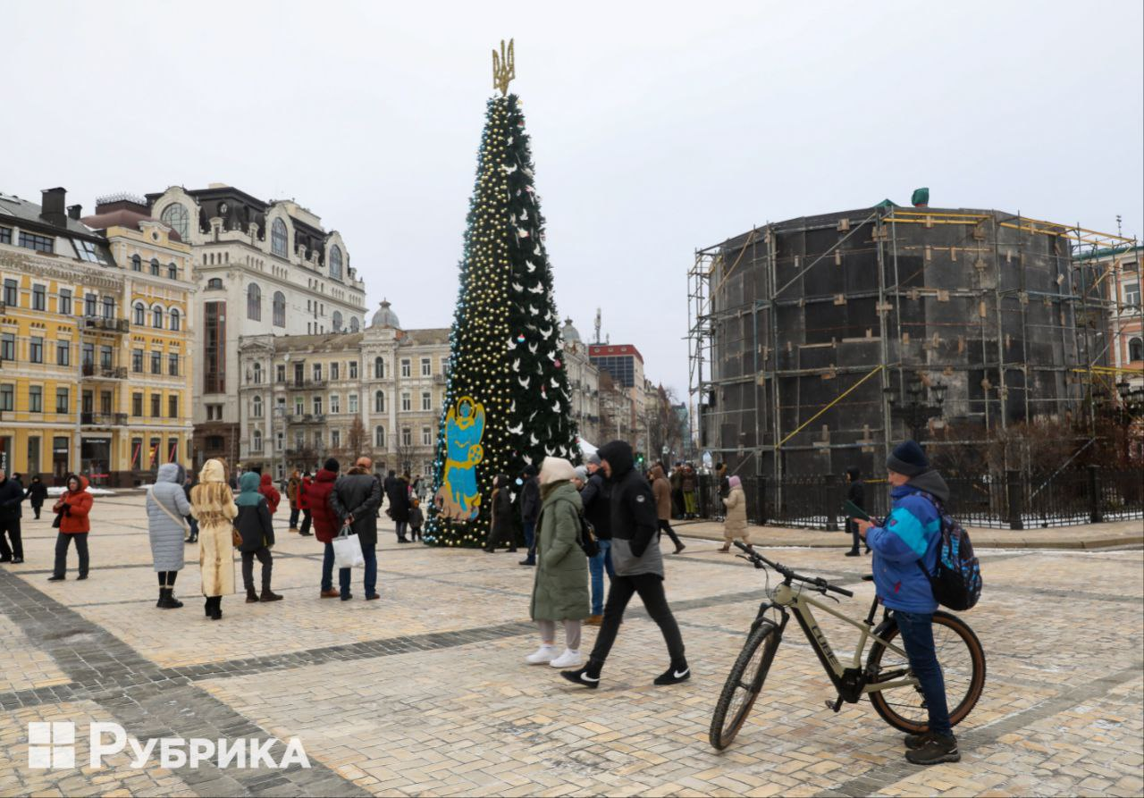 Как выглядит главная новогодняя елка страны на Софийской площади.