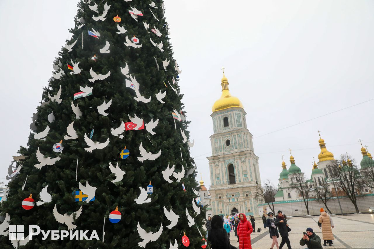 Как выглядит главная новогодняя елка страны на Софийской площади.