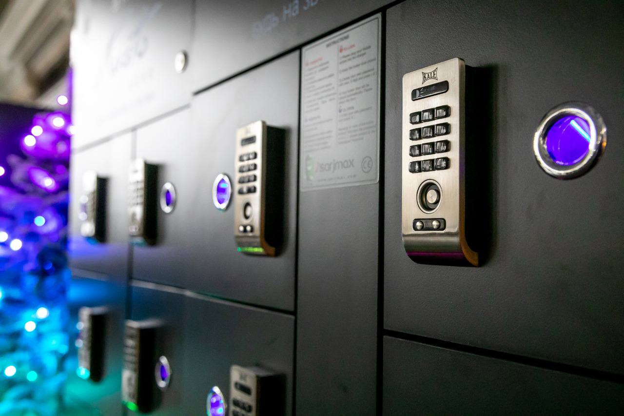 В ж/д вокзалах Украины устанавливают бесплатные зарядные станции.