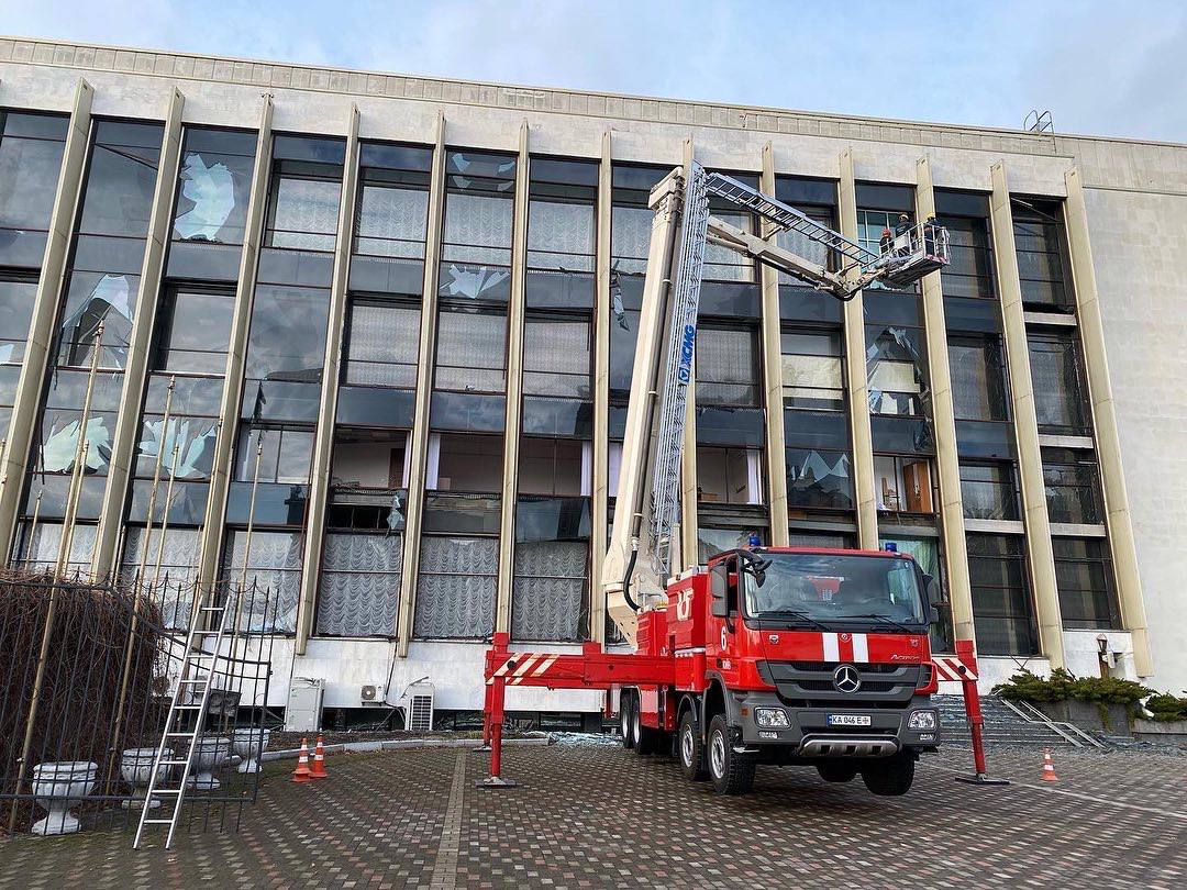 Дворец "Украина" после ракетного удара 31 декабря.