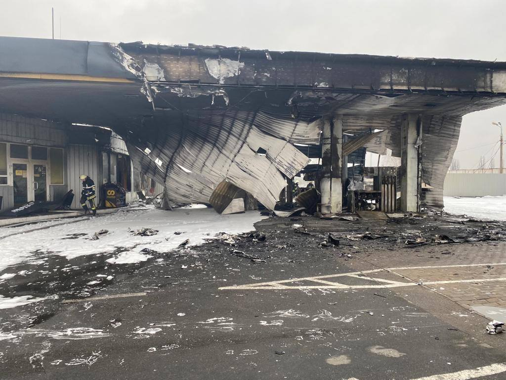 У Борисполі на АЗС сталася потужна пожежа: спалахнув бензовоз.