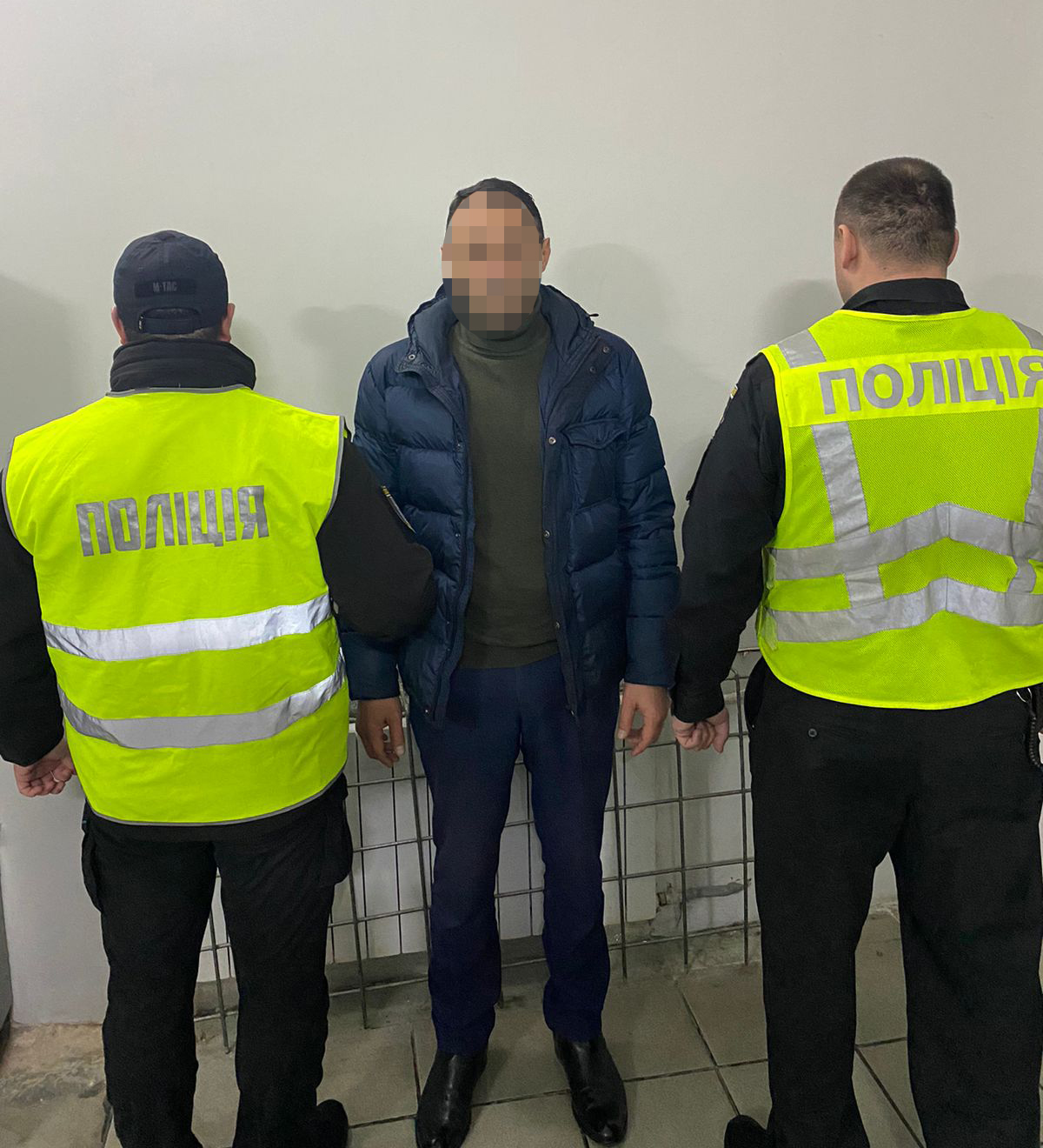 На Соломенке мужчина стрелял из автомата по магазину: его задержали.