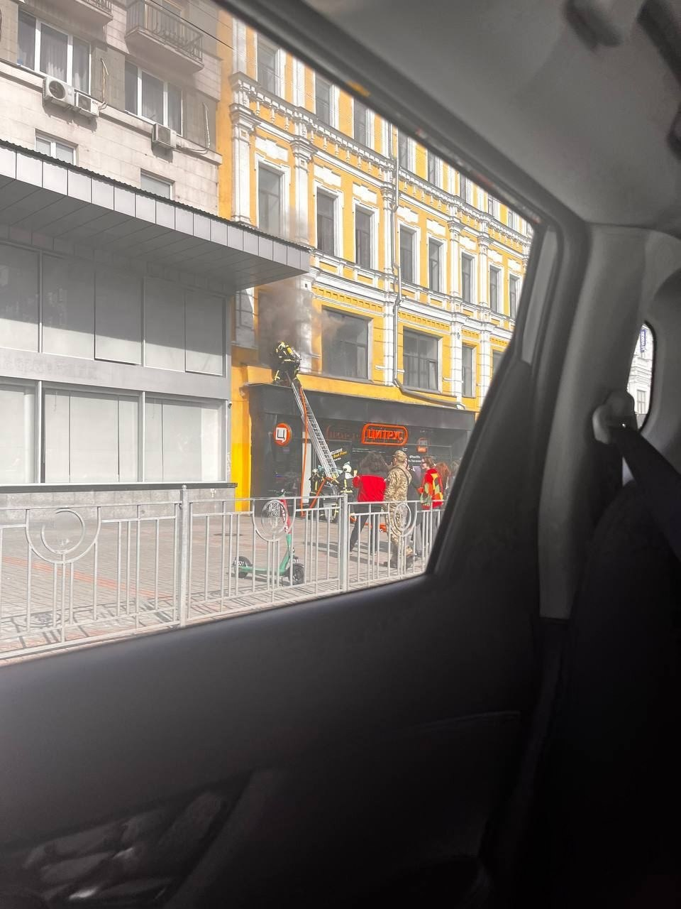 У центрі Києва в університеті імені Карпенка-Карого сталася пожежа.