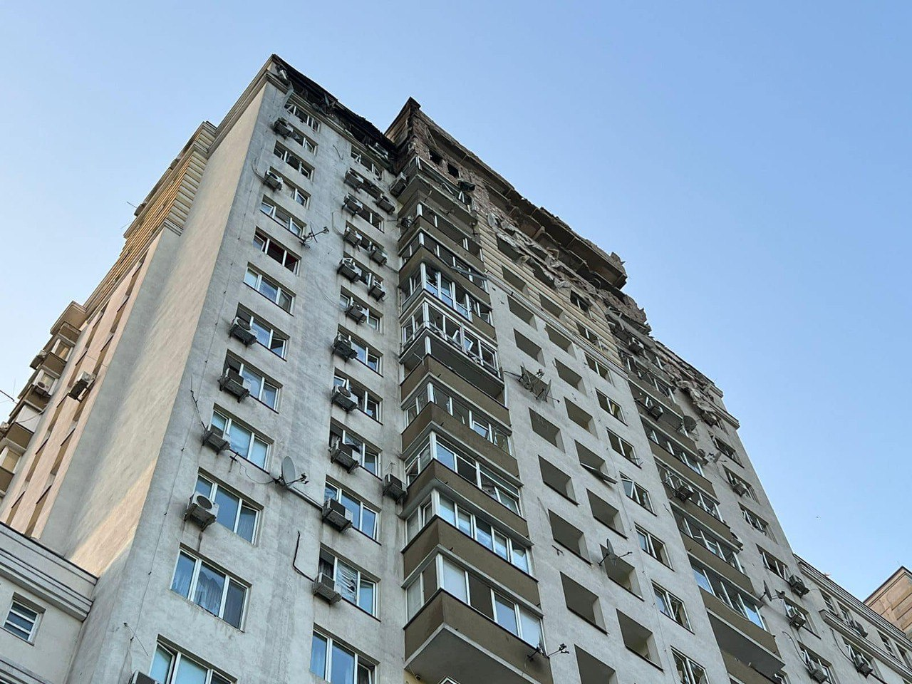 Последствия падения обломков БПЛА в Голосеевском районе.