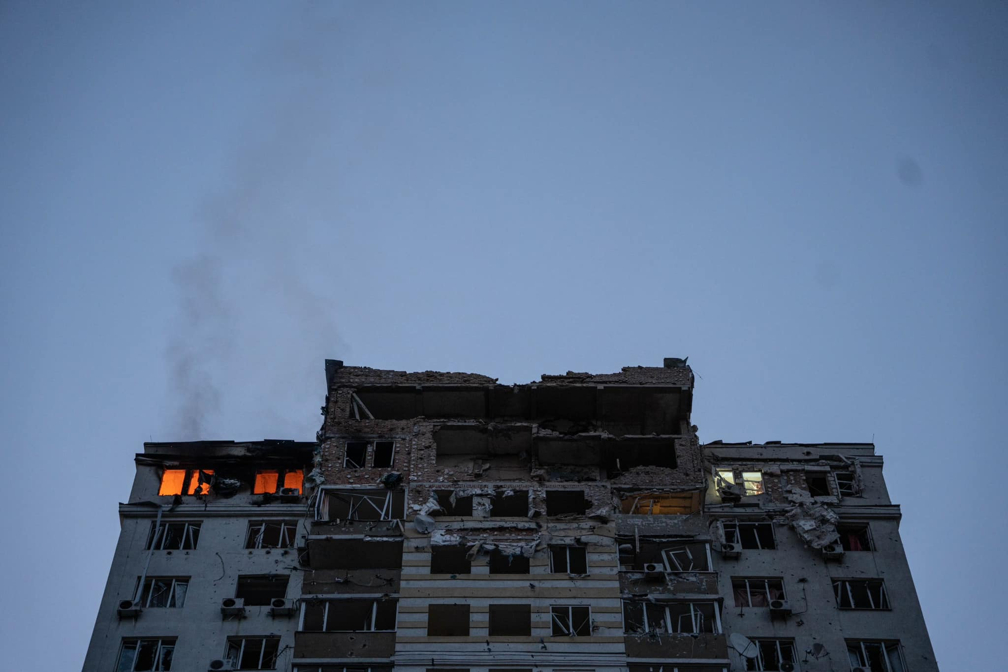 24-этажный дом в Голосеевском районе, куда упали обломки бесплотника. || Фото: Pavlo Petrov