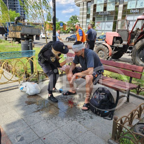 Постраждалому Артуру надали допомогу патрульні поліцейські.