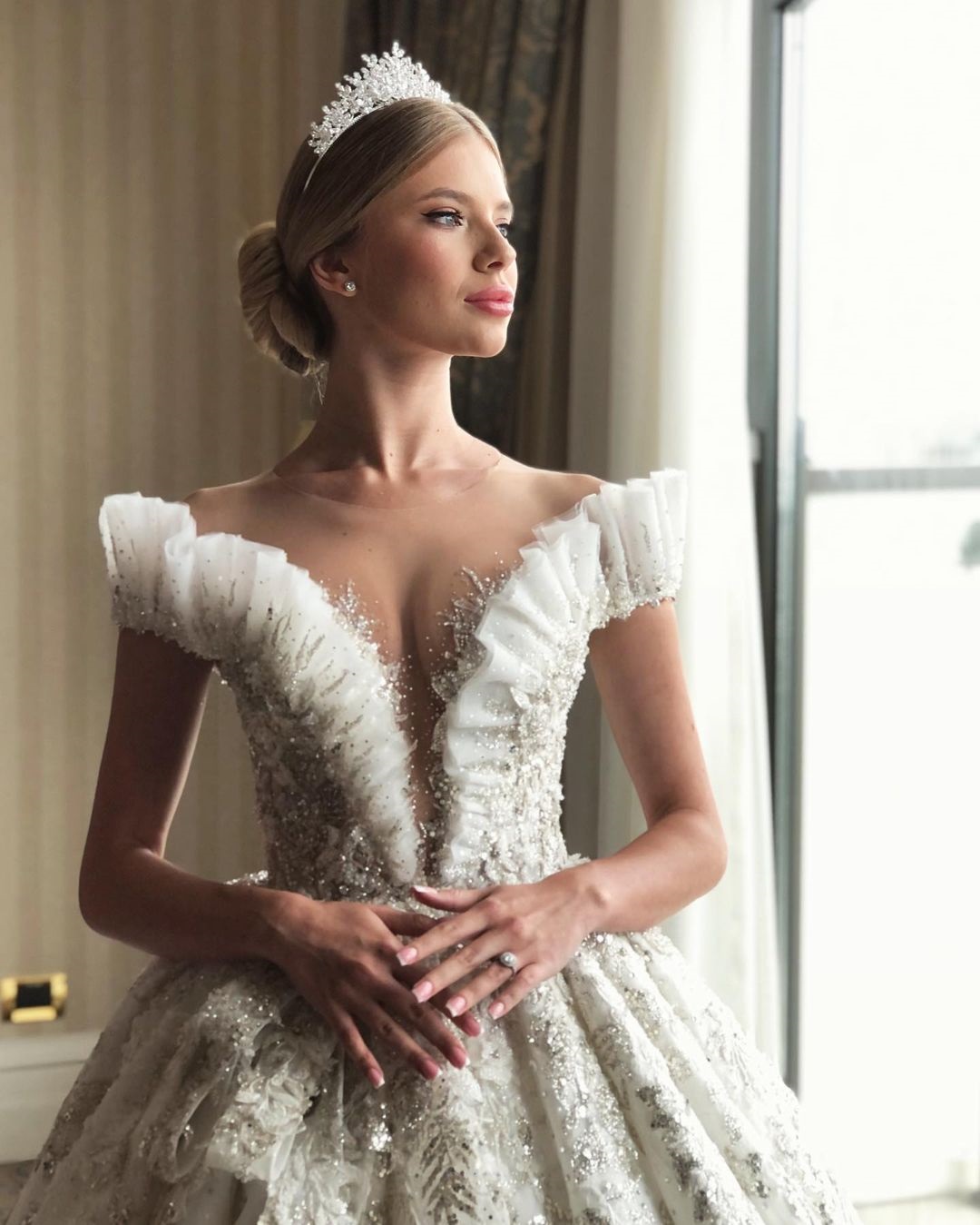 Первые фото со свадьбы: футболист "Шахтера" Валерий Бондарь женился на телеведущей Даше Савиной фото 1