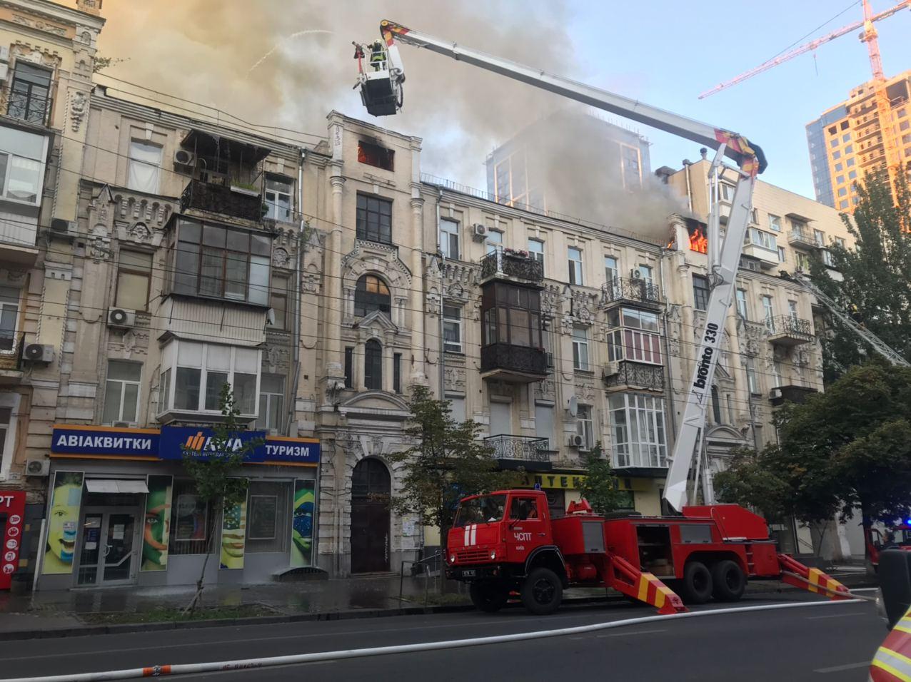 Эвакуировали 17 человек: в центре Киева горит дом фото 1