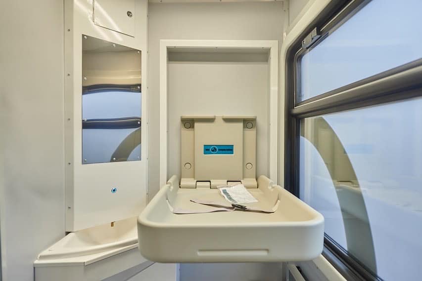 "УЗ" впервые выпустила на маршрут модернизированную электричку "Лугансктепловоза" фото