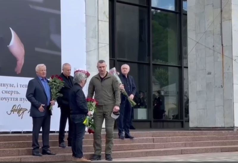 Кличко, брати Суркіси, Олександр Мороз та міністр культури Ткаченка на церемонії прощання з першим президентом України Леонідом Кравчуком