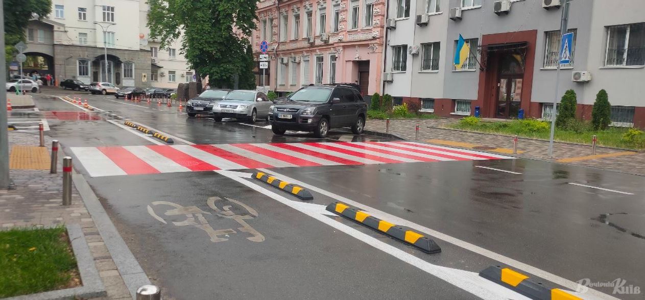 Біля Золотих воріт обгородили пластиковими бортами