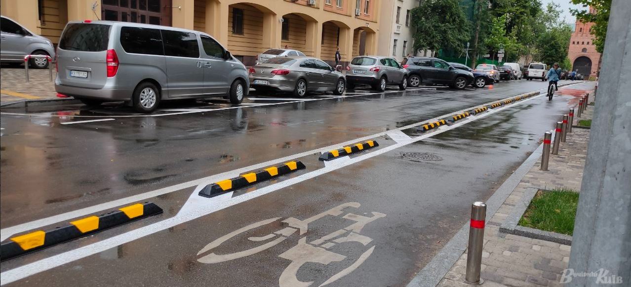 У Золотых ворот оградили пластиковыми бортами