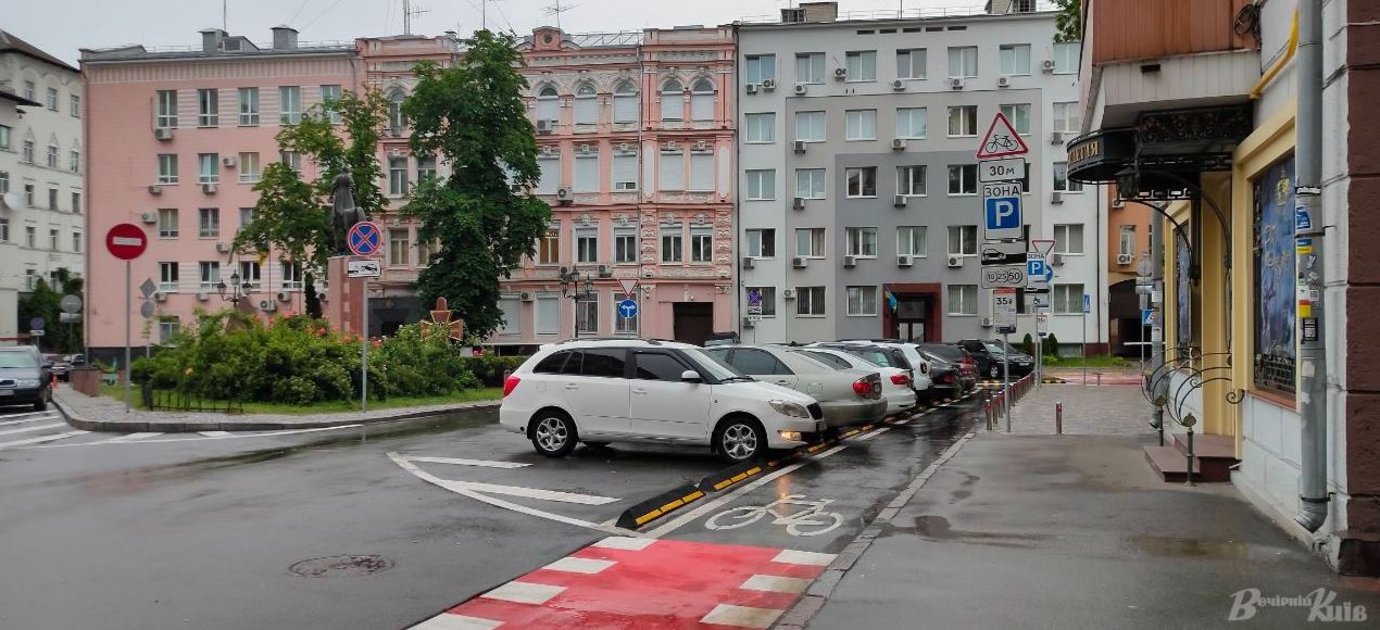 Біля Золотих воріт обгородили пластиковими бортами