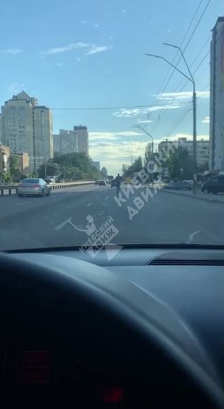 У Києві чоловік гнав електросамокатом зі швидкістю близько 100 км/год