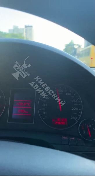 В Киеве мужчина гнал на электросамокате со скоростью около 100 км/ч