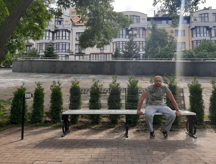 У Києві встановили лавочку "Мелодія", що вціліла під ракетними ударами в Харкові