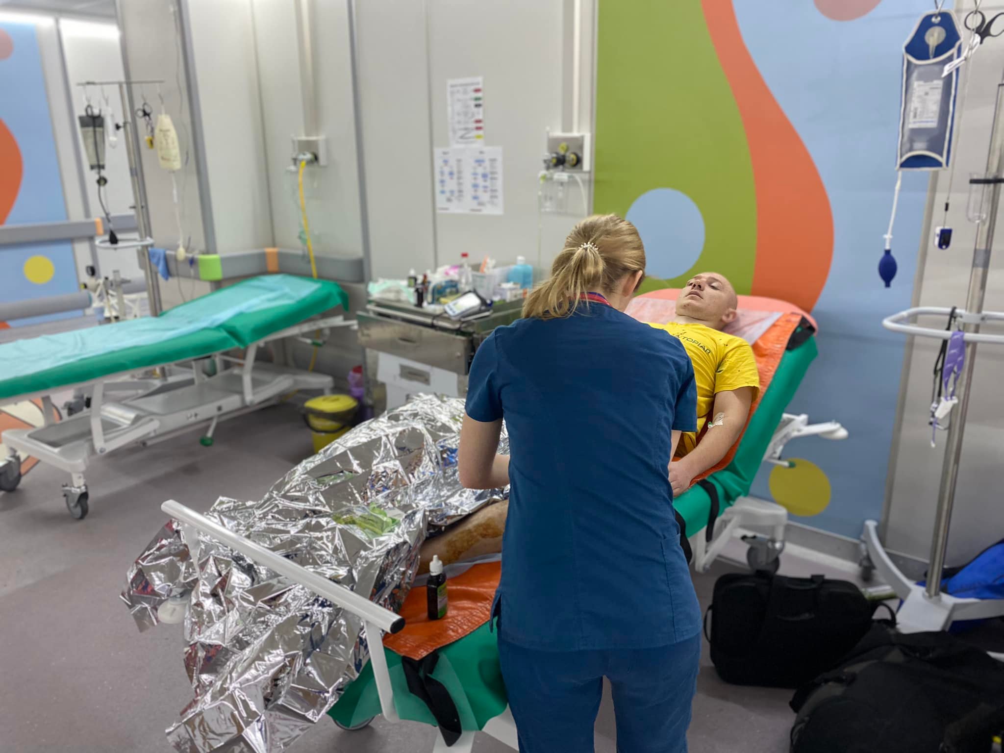 У Києві сім'я з немовлям постраждала під час обстрілу фото: https://www.facebook.com/ndslohmatdyt/