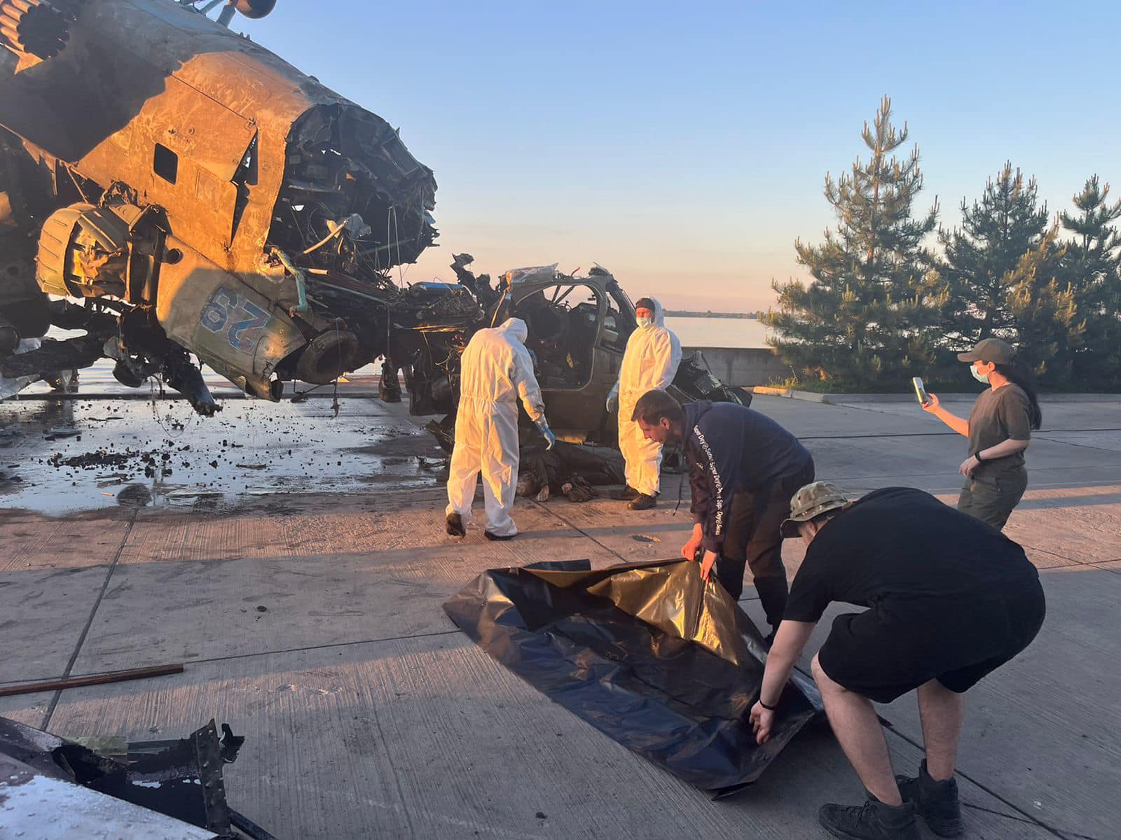 Со дна Киевского моря подняли еще один российский вертолет фото 1