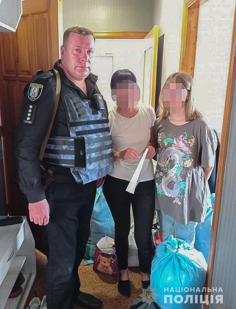 В Киеве мужчина угрожал оружием жене и 12-летней дочери