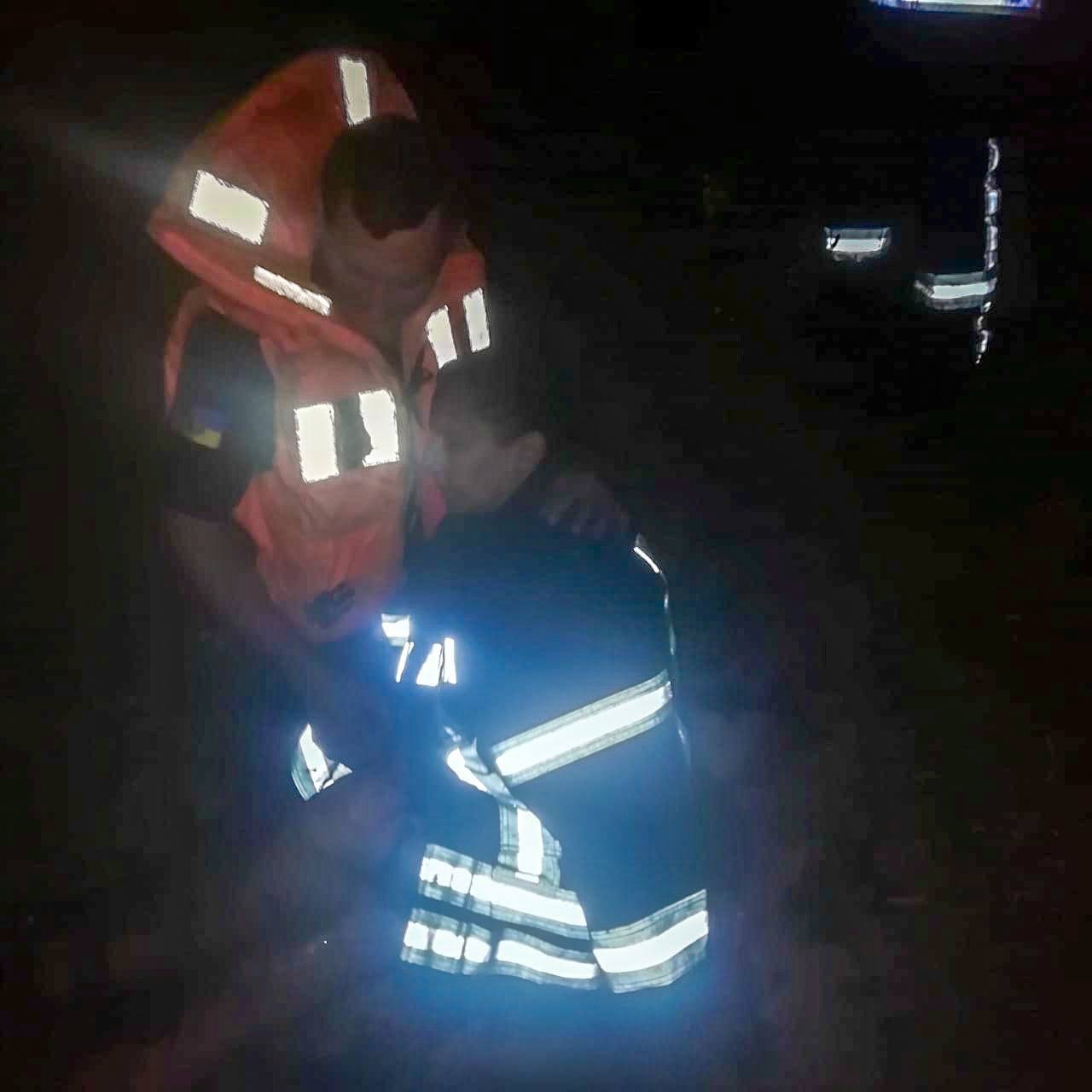 На Русанівському каналі водолази врятували жінку