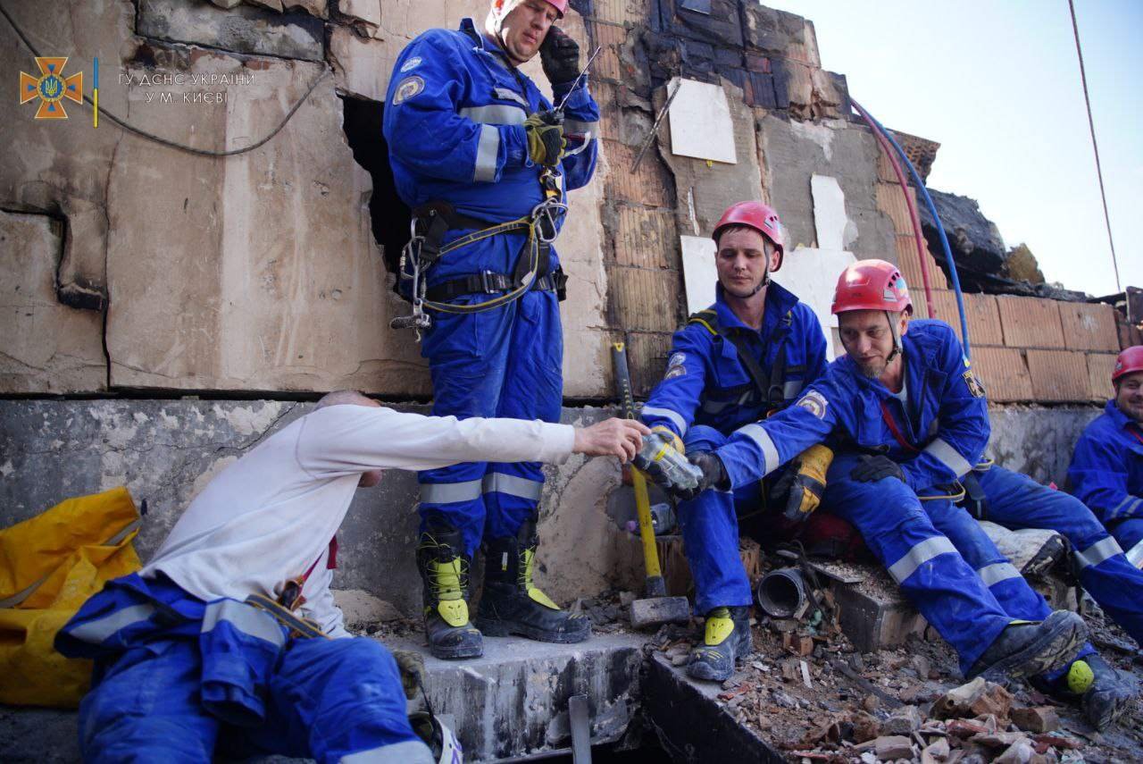 Обстрел Киева: что сейчас происходит в доме, куда попала ракета