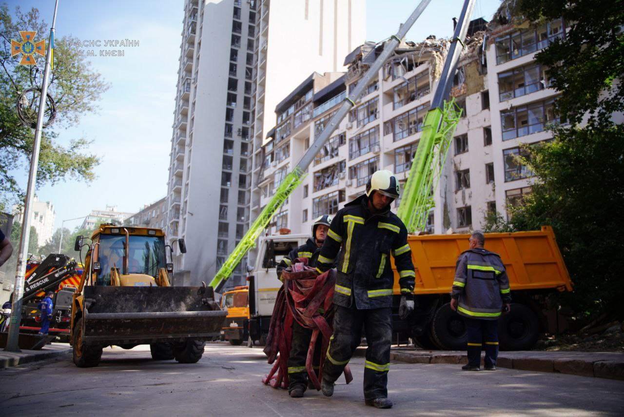 Обстріл Києва: що зараз відбувається у будинку, куди потрапила ракета