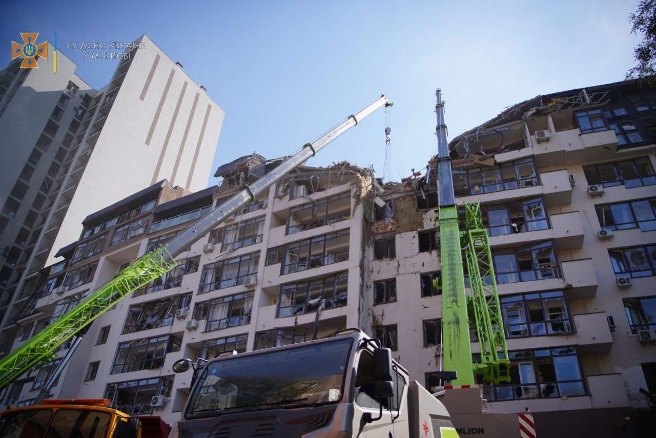 Обстріл Києва: що зараз відбувається у будинку, куди потрапила ракета