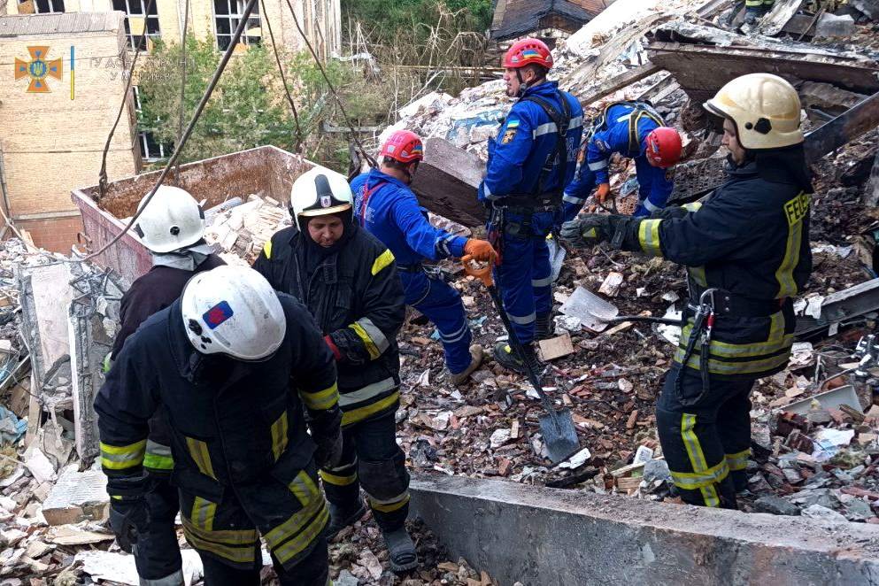 Обстріл Києва: що зараз відбувається у будинку, куди потрапила ракета