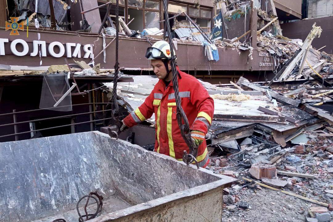 Обстріл Києва: що зараз відбувається у будинку, куди потрапила ракета