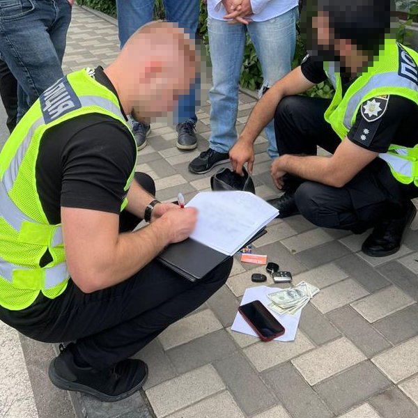 Киянин "допомагав" чоловікам призовного віку виїхати за кордон