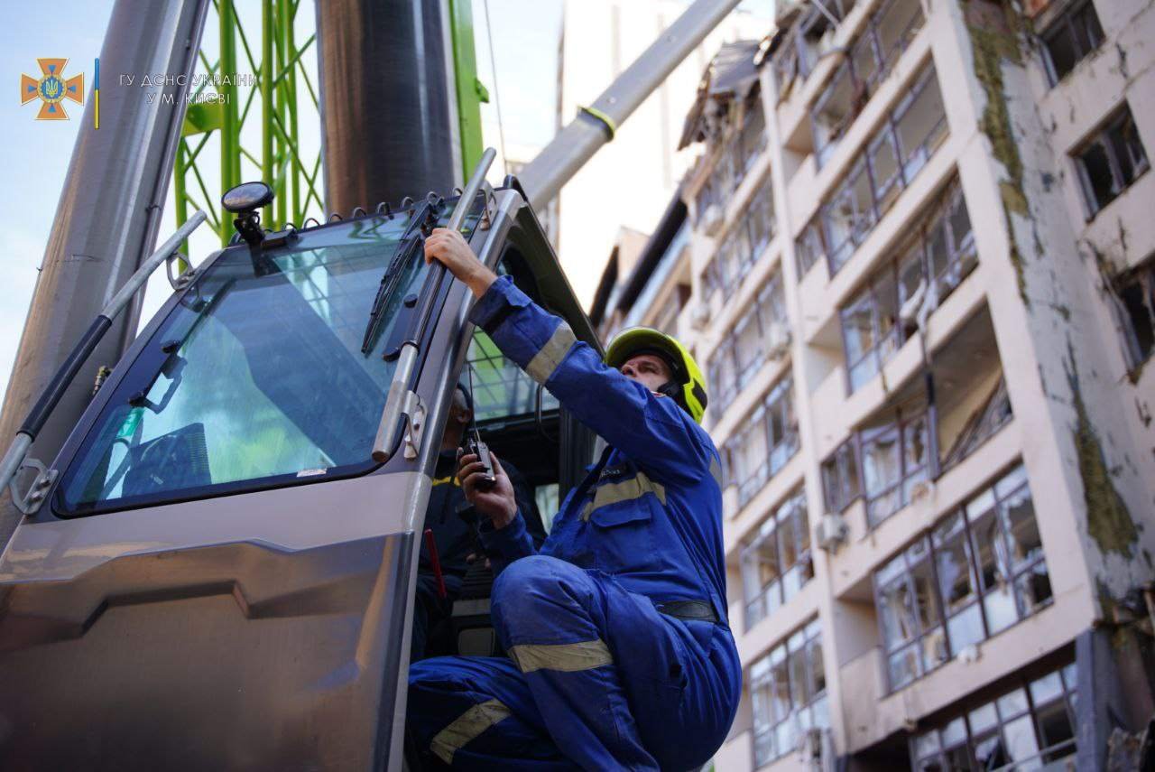 Обстріл Києва: що зараз відбувається у будинку, куди потрапила ракета