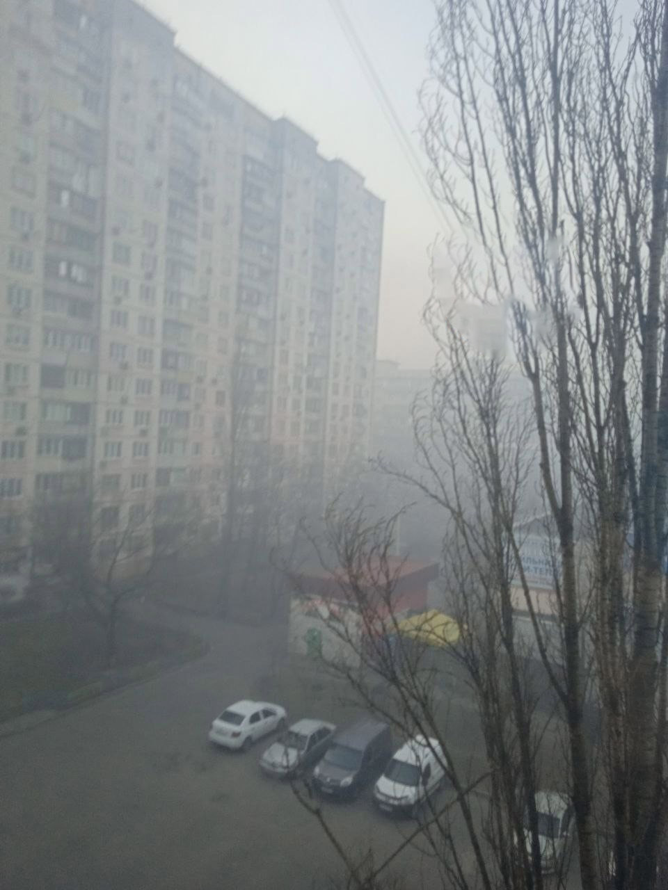 Київ накрив густий зміг та запах гару