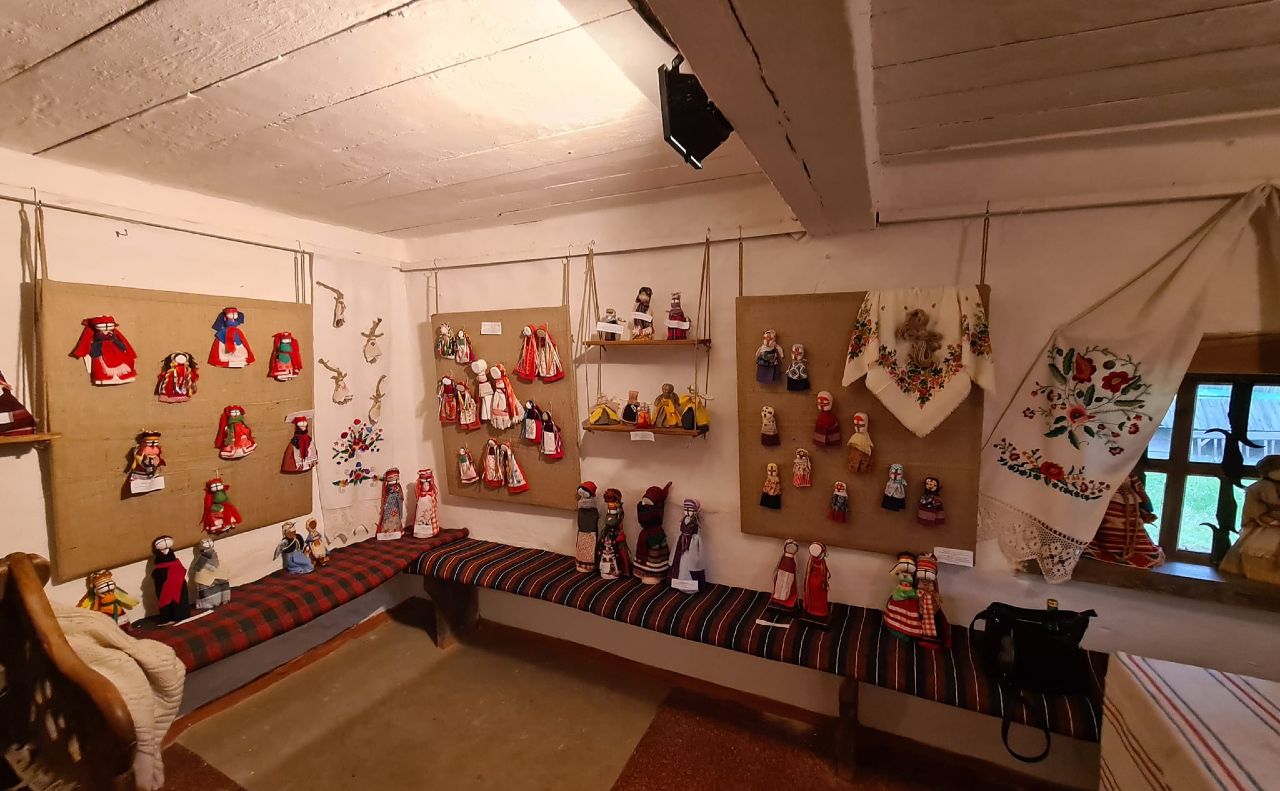 В Пирогово показывают украинских народных кукол