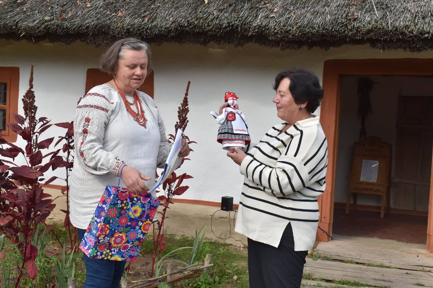 В Пирогово показывают украинских народных кукол