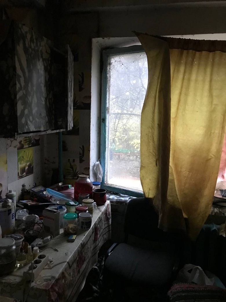 У Києві 5-річну дитину кинули у "пекельній" квартирі без їжі