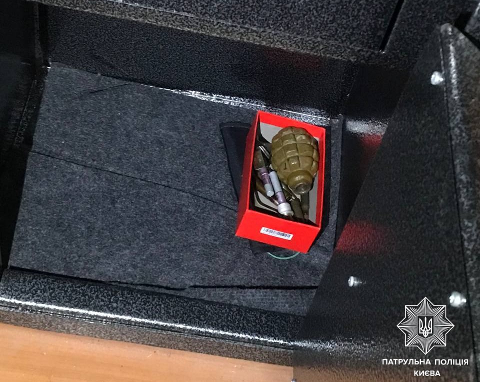 В Киеве два нетрезвых мужчины устроили стрельбу в доме