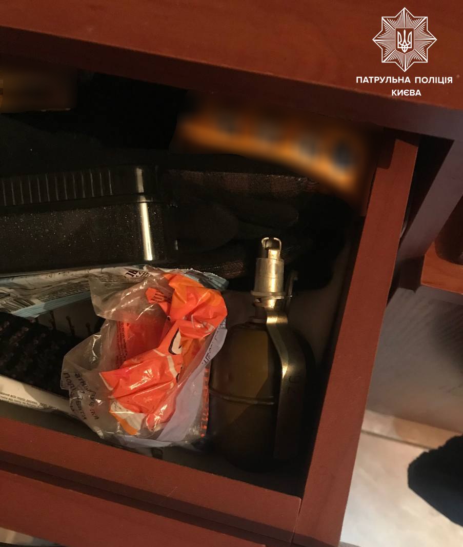 В Киеве два нетрезвых мужчины устроили стрельбу в доме