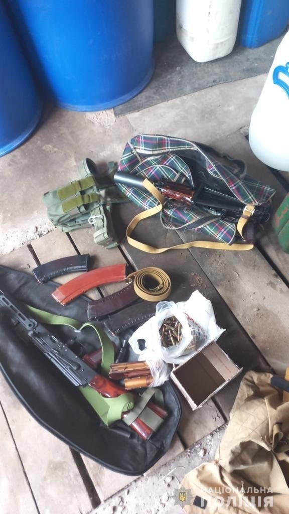 В Киеве на "горячем" поймали незаконных торговцев оружием