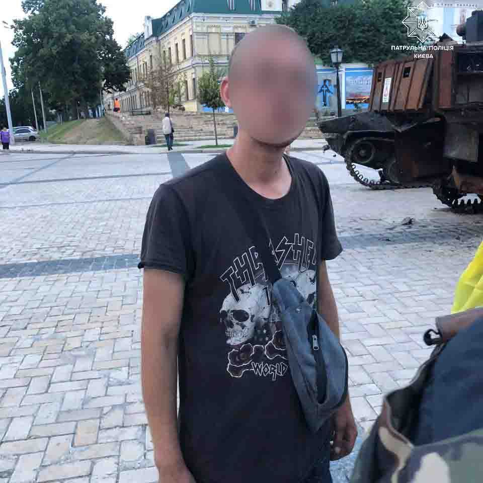 В Киеве мужчины срезали медные кабели с военной техники РФ