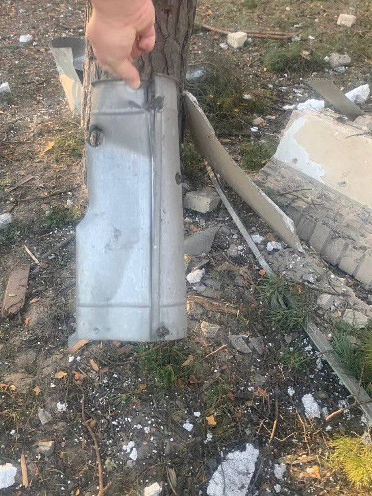 З'явились фото наслідків ракетного удару на Київщині