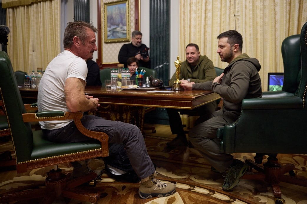 Шон Пенн знов приїхав в Київ та передав Зеленському "Оскар"