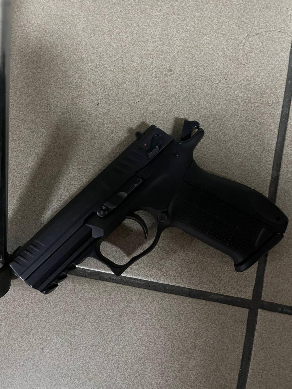 В киевском ТРЦ продавец устроил стрельбу во время ссоры с посетителем