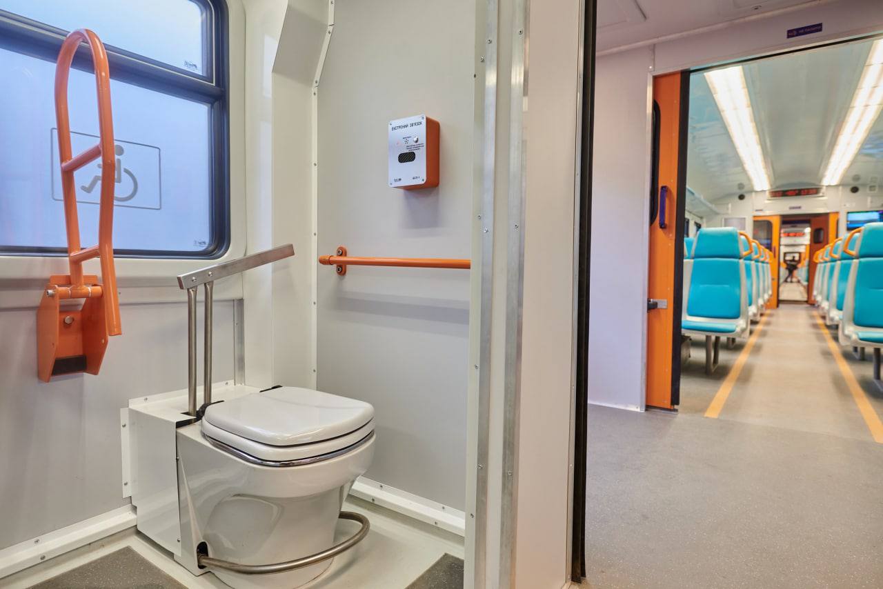 "УЗ" впервые выпустила на маршрут модернизированную электричку "Лугансктепловоза" фото