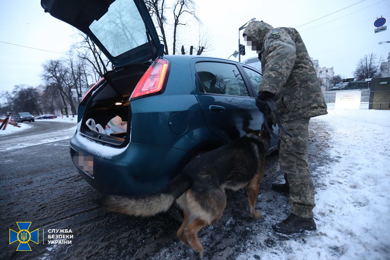 СБУ перевіряє авто та будівлі в урядовому кварталі Києва