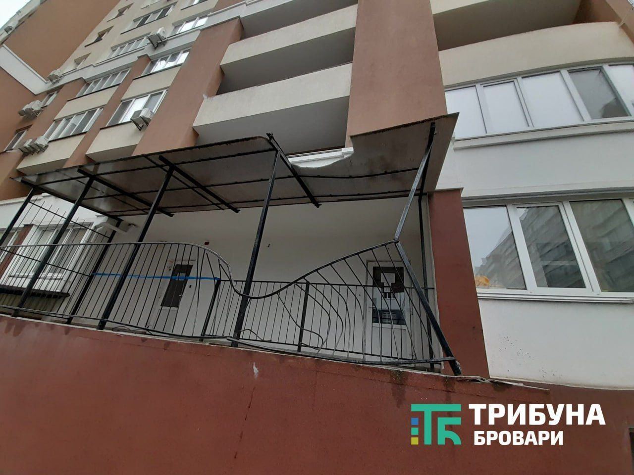 В Броварах мужчина выпал с 9-го этажа фото: https://t.me/trybunabrovary/19672?single