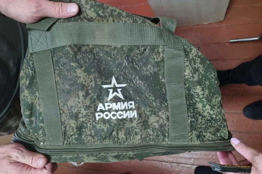 Под Киевом оккупанты бросили погоны и шевроны в доме  местной жительницы