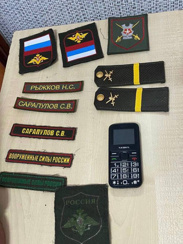 Под Киевом оккупанты бросили погоны и шевроны в доме  местной жительницы