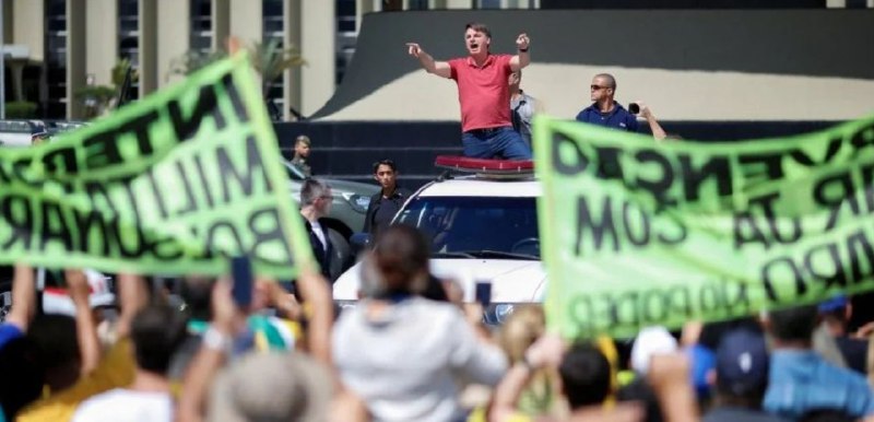 Президент Бразилии Жаир Болсонару на митинге. Фото: Reuters