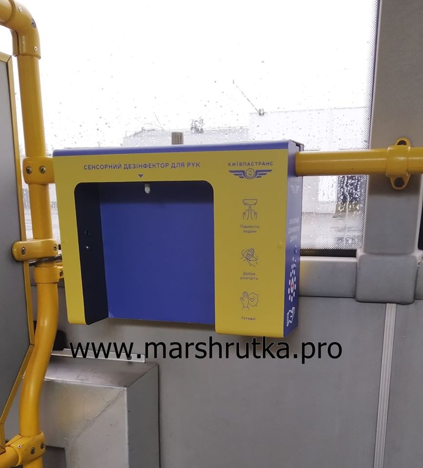 Фотофакт: в автобусах заметили установку дезинфекторов для рук фото 1